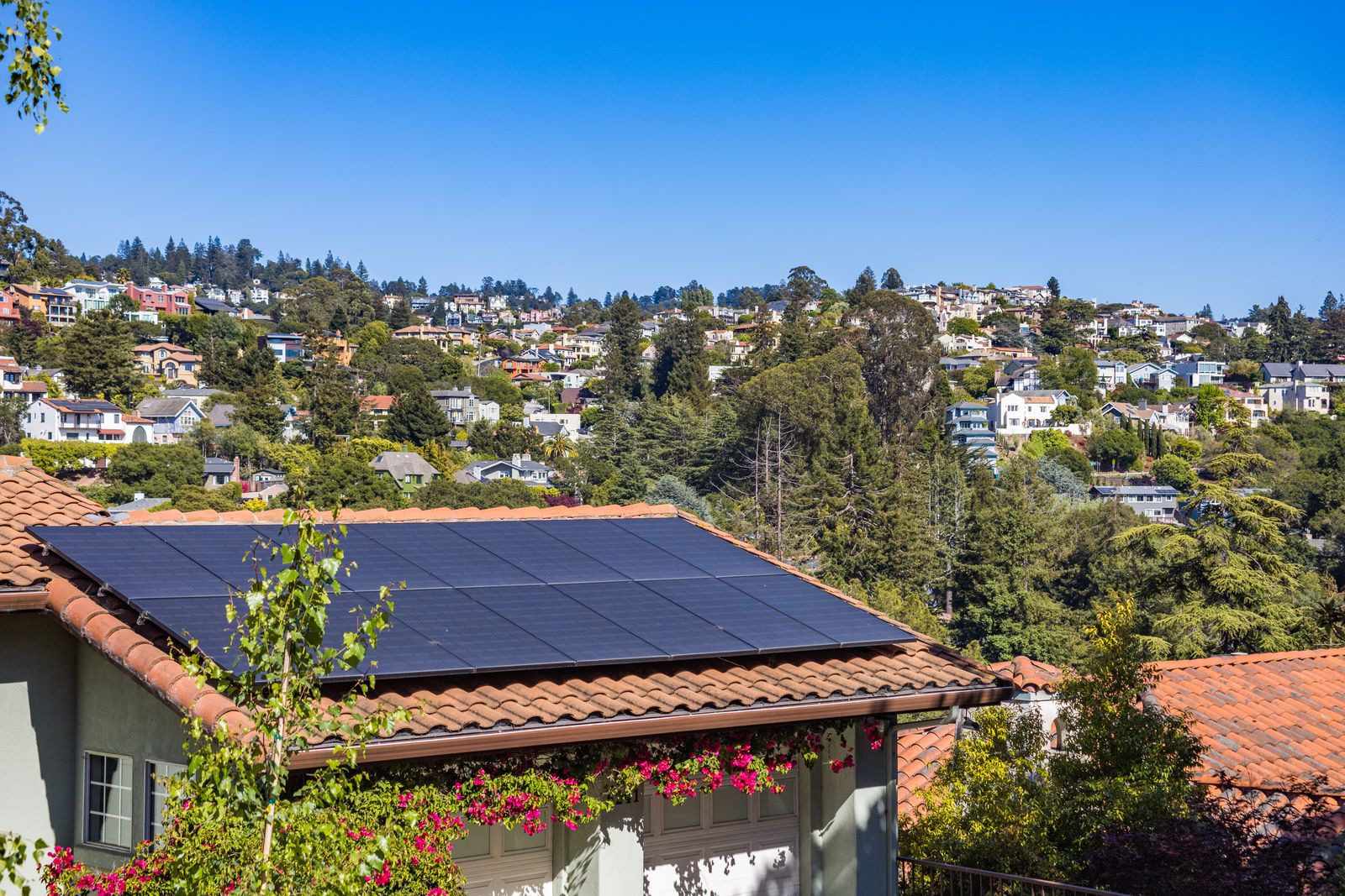 Casa com painéis solares instalados no telhado
